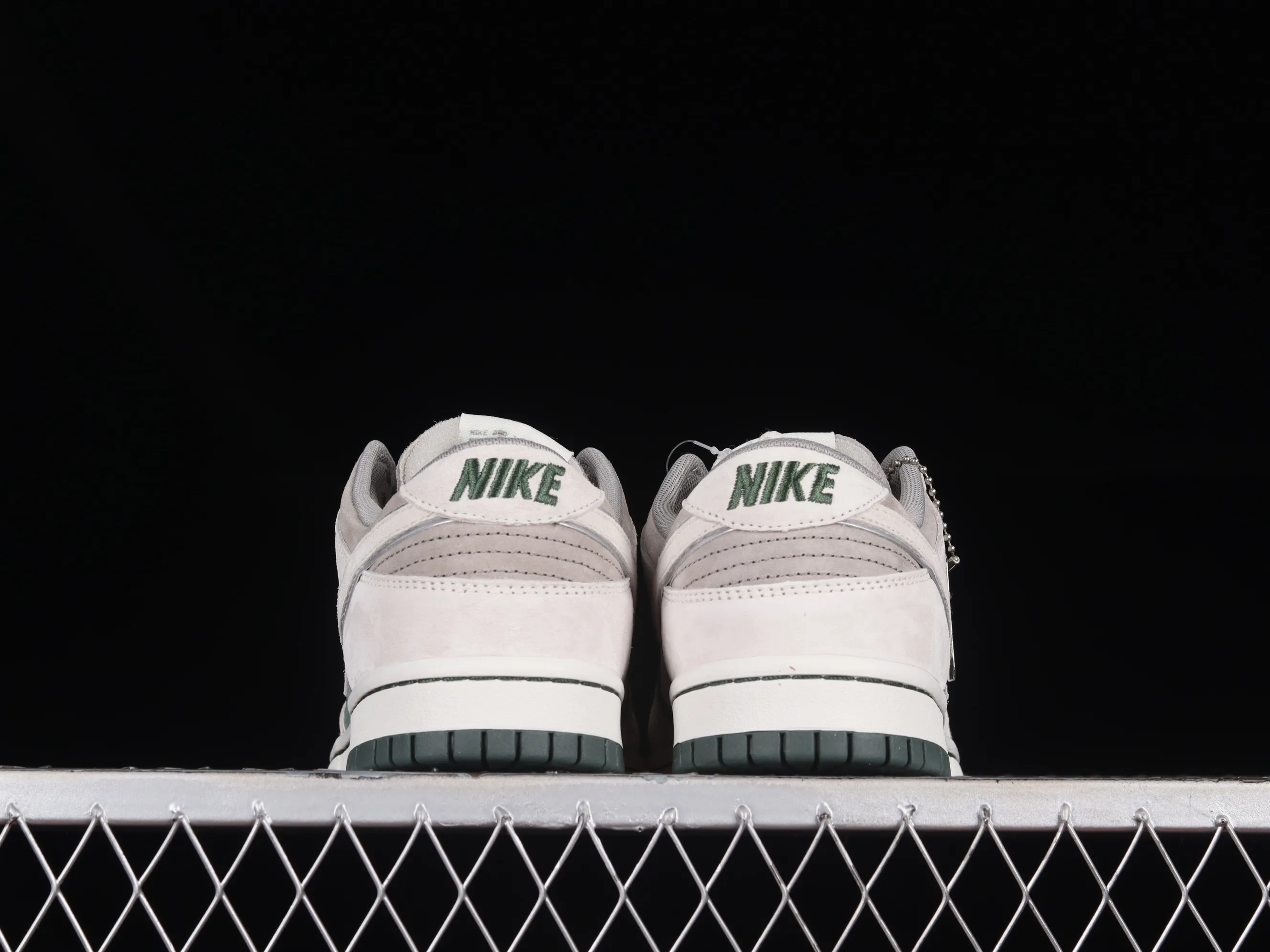 All Categories Nk SB Dunk Series Nk SB Dunk Low Low-top sneakers Otomo Katsuhiro x Nk SB Dunk Low "Steamboy OST" Otomo Katsuhiro co-branded SB low-top sports and leisure sneakers LF0039-035